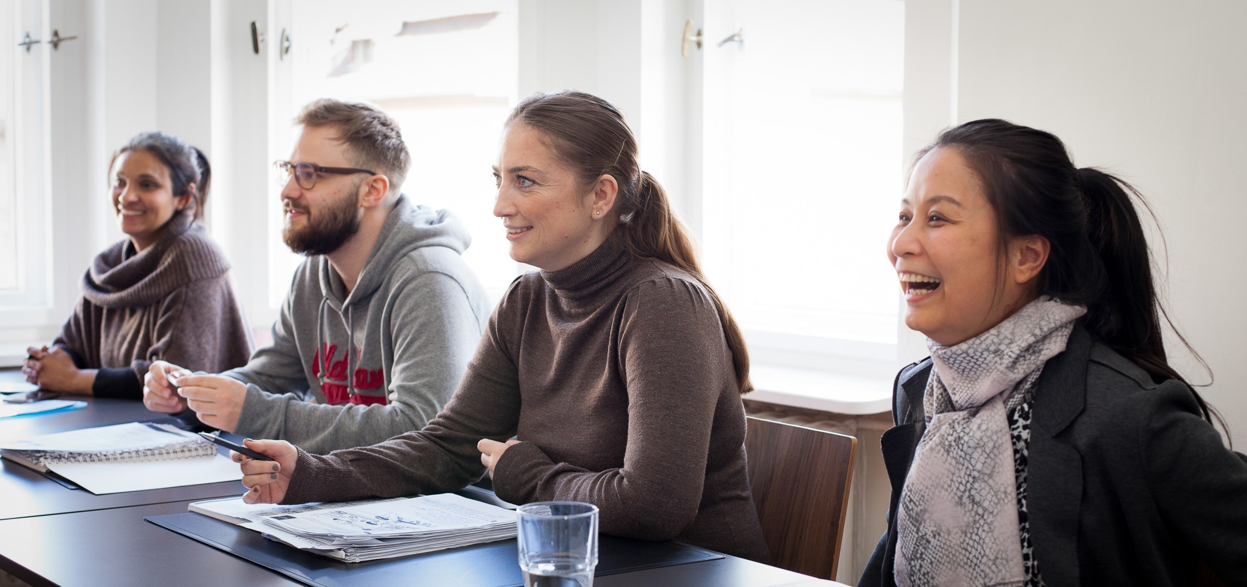 Bild mit glücklichen Menschen in unserer Sprachschule